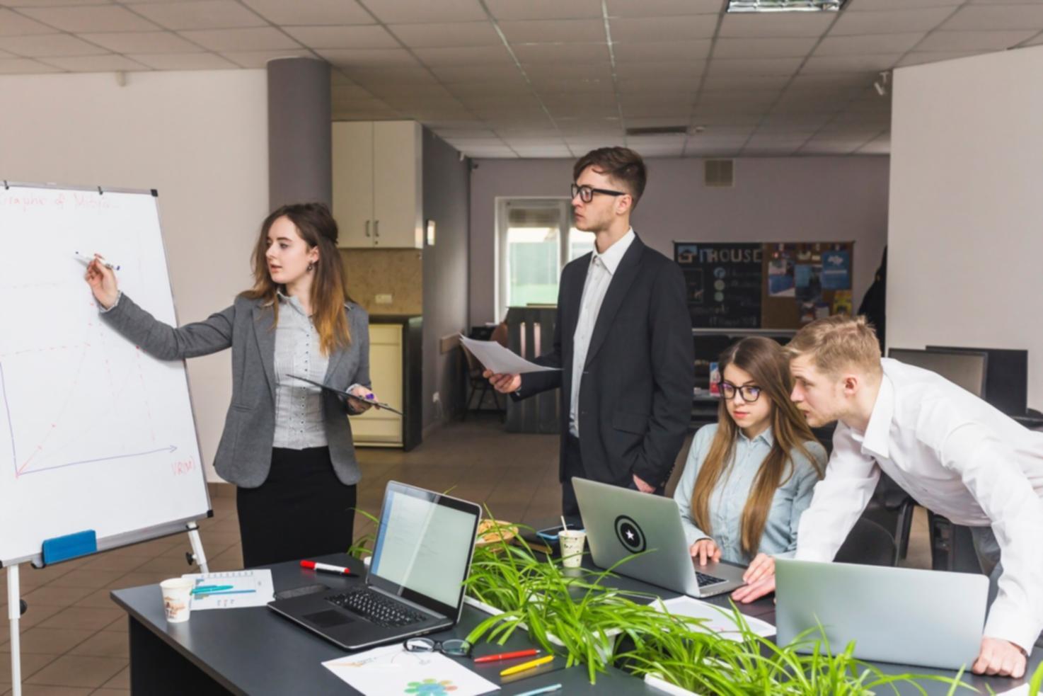 Sesión de educación financiera personalizada en las oficinas de ceraliovent