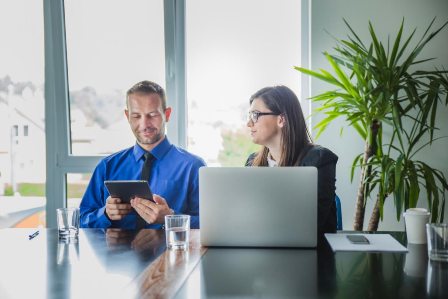 Sesión práctica de finanzas personales en grupo